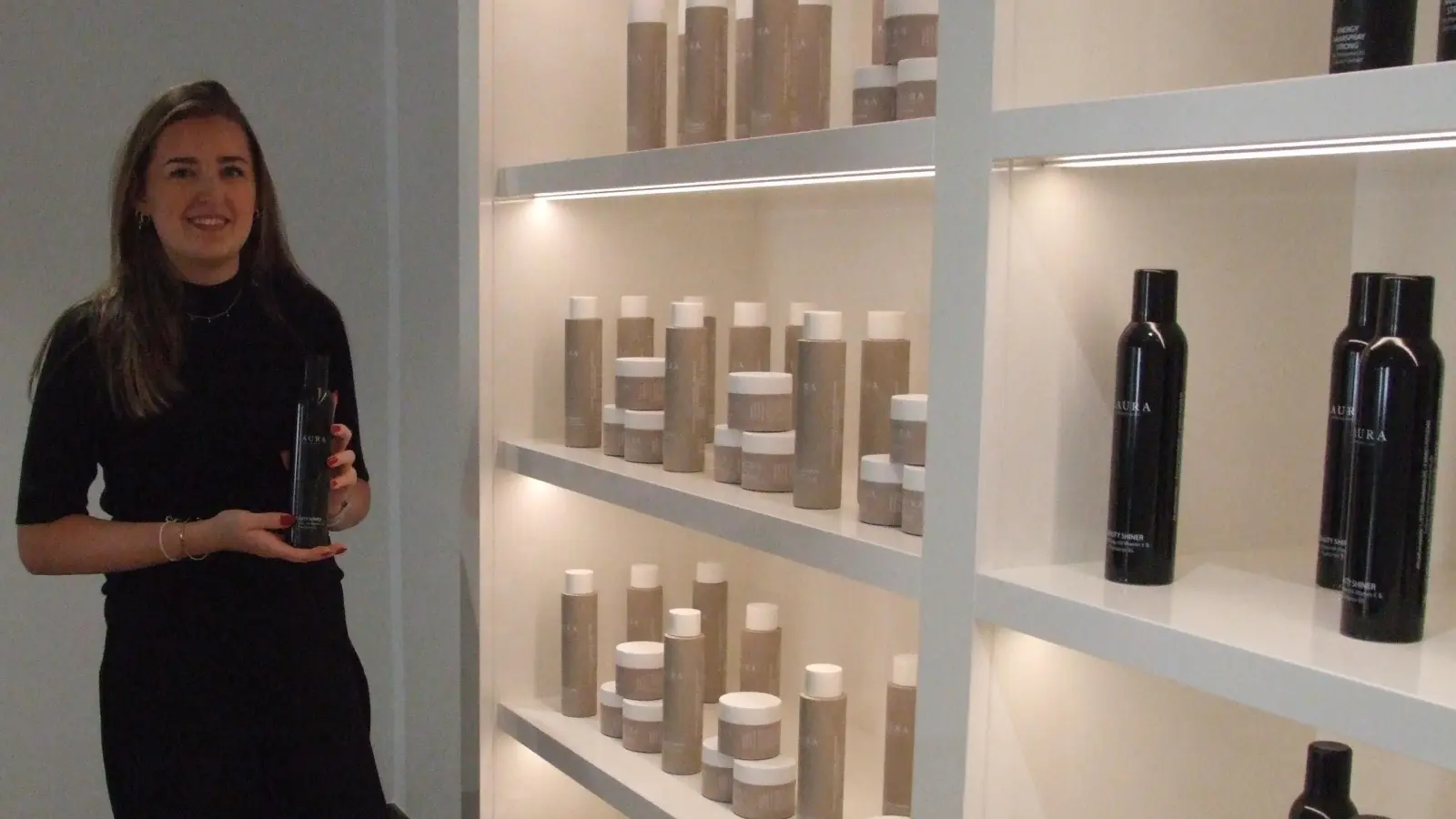 Die Verpackung ihrer Produkte hat Friseurmeisterin Laura Leyh auf das Einrichtungskonzept ihres Salons in Dinkelsbühl abgestimmt. (Foto: Jasmin Kiendl)