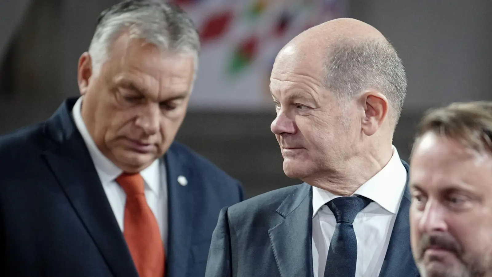 Olaf Scholz (r) und Viktor Orban beim EU-Gipfel in Prag. (Foto: Kay Nietfeld/dpa)