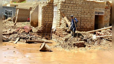 Ein Mann sammelt nach schweren Überschwemmungen in der Provinz Ghor seine Habseligkeiten zusammen. (Foto: Omid Haqjoo/AP/dpa)