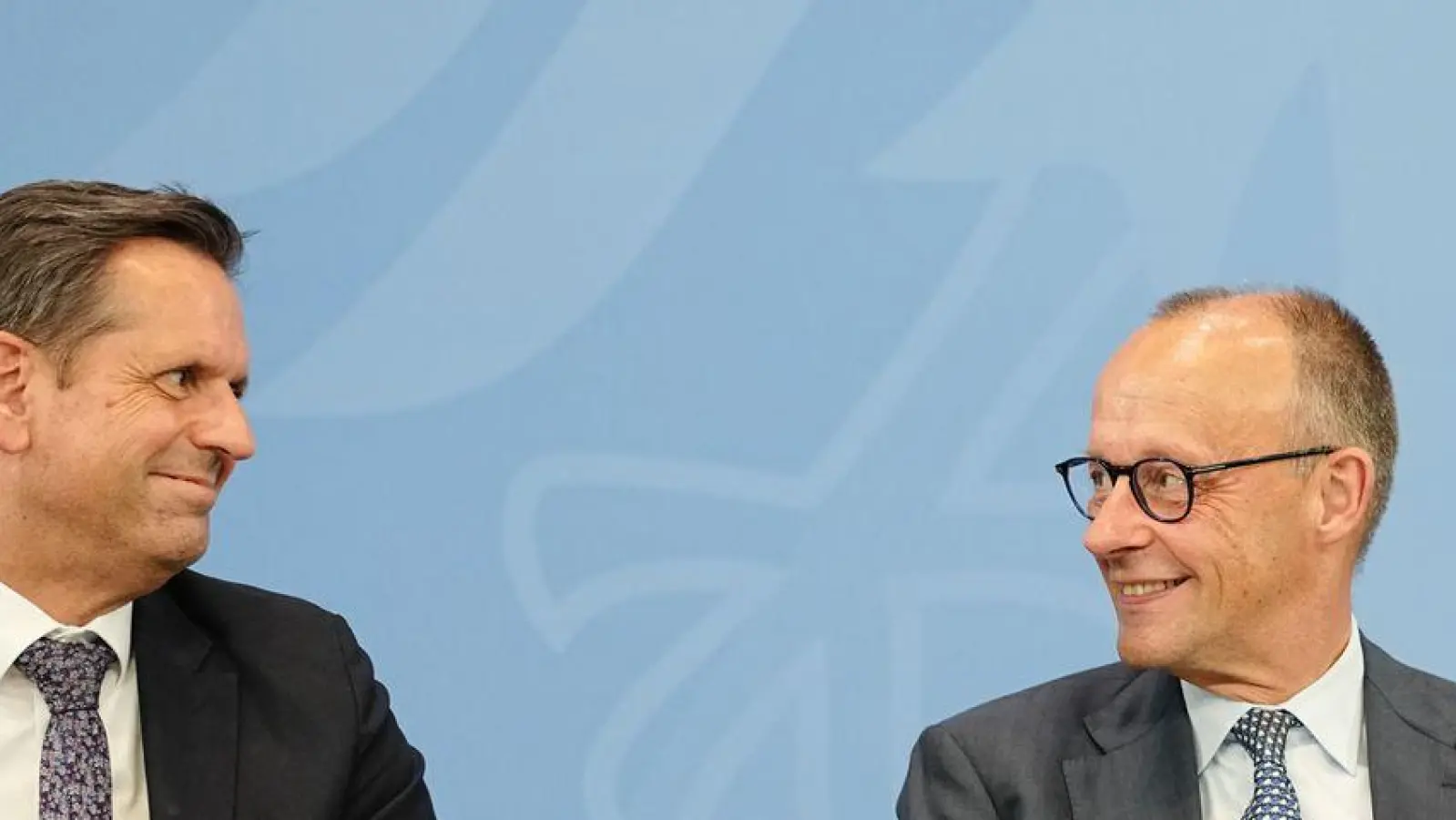 Kanzler Friedrich Merz und die Regierungschefs von Niedersachsen, Olaf Lies (l.), und Rheinland-Pfalz, Gordon Schnieder (r.), stellten die Ergebnisse vor. (Foto: Kay Nietfeld/dpa)