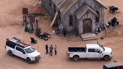 Luftaufnahme der Bonanza Creek Ranch mit dem Set des Films „Rust“. (Foto: Jae C. Hong/AP/dpa)