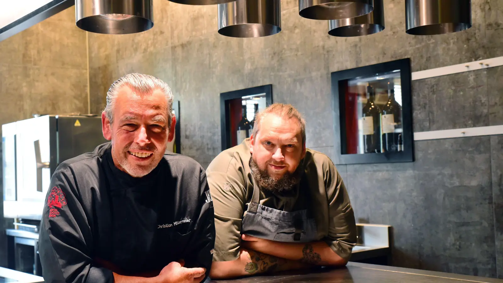 Letzte Station vor dem Gast: An diesem Tisch in der Küche wird geprüft, korrigiert und entschieden, ob ein Gericht bereit ist. Christian Mittermeier (links) und Thorsten Hauk haben hier wohl im vergangenen Jahr wieder alles richtig gemacht. (Foto: Irmeli Pohl)