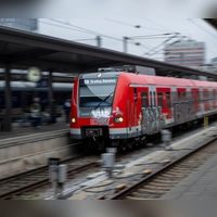 Am Münchner Ostbahnhof gibt es eine Verkehrsstörung. (Archivbild) (Foto: Peter Kneffel/dpa)
