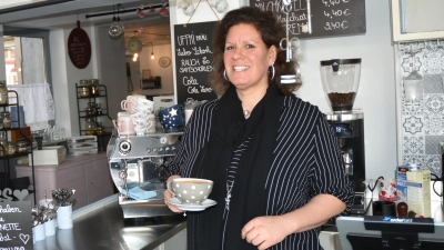 Susanne Reith hinter der Theke in ihrem Café in Uffenheim. Neben dem Genuss von Kaffee und Kuchen sollen die Räumlichkeiten auch als Begegnungsort dienen. (Foto: Anita Dlugoß)