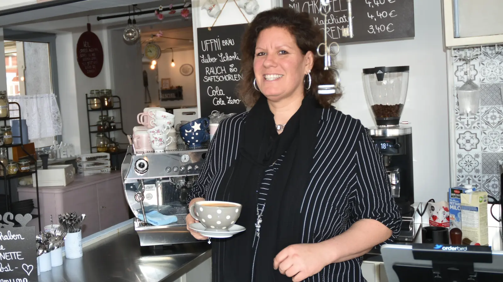 Susanne Reith hinter der Theke in ihrem Café in Uffenheim. Neben dem Genuss von Kaffee und Kuchen sollen die Räumlichkeiten auch als Begegnungsort dienen. (Foto: Anita Dlugoß)
