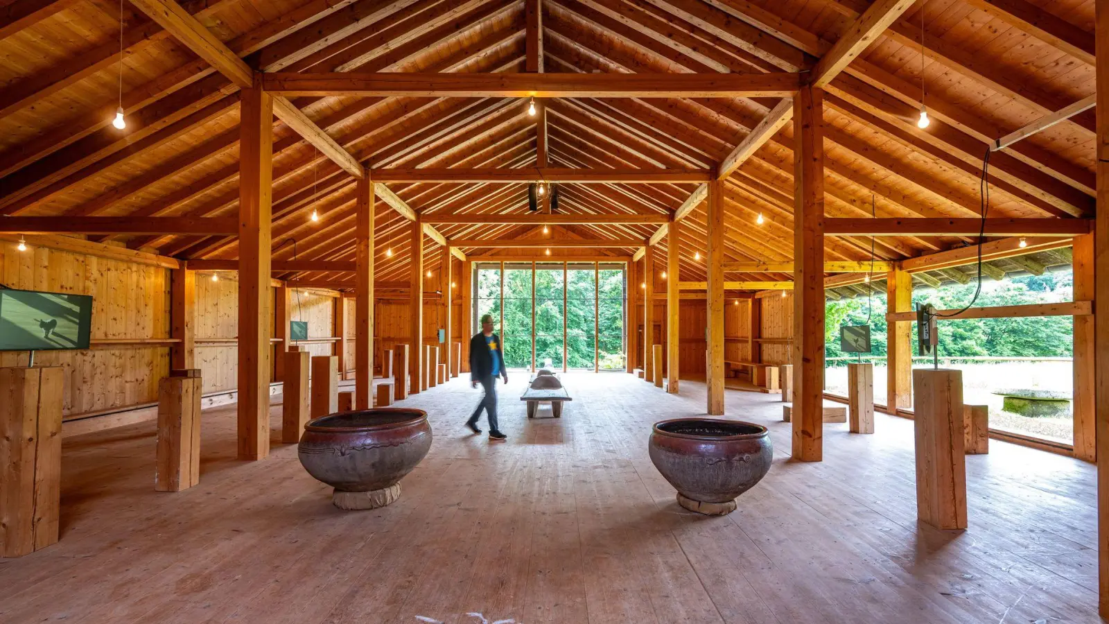 Zum Abschluss des 100. Geburtstagsjahres des international renommierten Bildhauers Fritz Koenig (1924-2017) ist auf dem Anwesen bis zum 27. Juli 2025 die Ausstellung „Kosmos Koenig” zu sehen. (Foto: Armin Weigel/dpa)