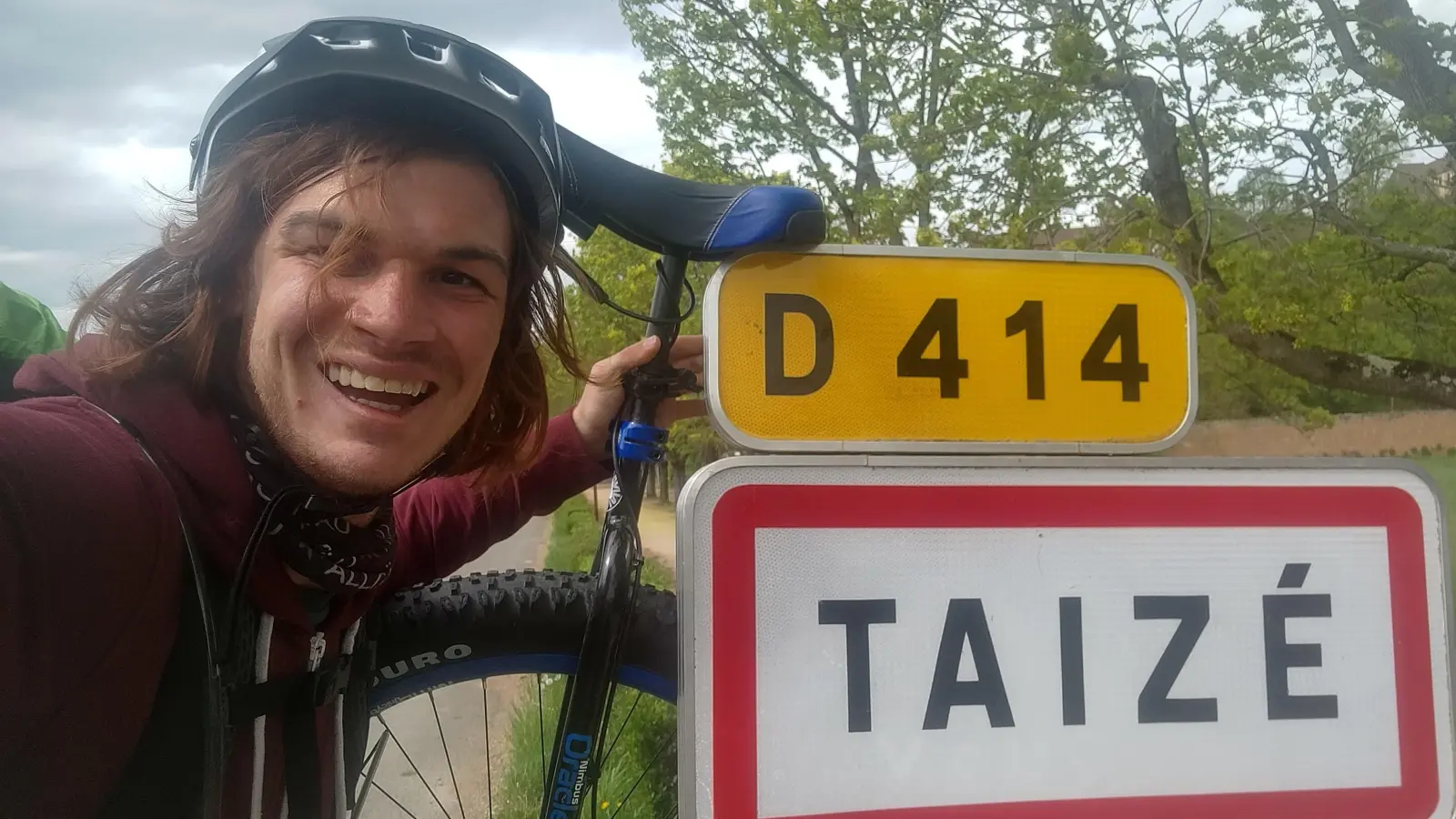Dominik Pelzer hat sich nach 529 Kilometern auf dem Einrad am Ortsschild von Taizé in Burgund selbst fotografiert. (Foto: Selfie/Dominik Pelzer)