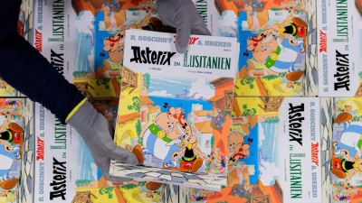 Ausgaben des neuen Asterix-Bandes Nummer 41. (Foto: Rolf Vennenbernd/dpa)
