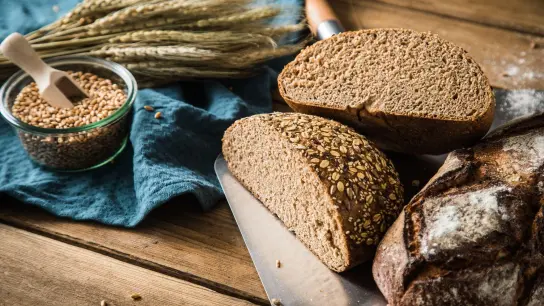 Nicht jedes dunkle Brot mit Körnern ist direkt ein Vollkornbrot. Es könnte auch ein Mehrkornbrot sein, in dem allerdings nicht das ganze Korn verarbeitet wurde. (Foto: Christin Klose/dpa-tmn)
