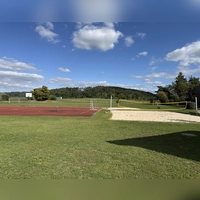 Wenn das Ärztehaus gebaut wird, muss unter anderem der Großteil des Basketballfelds auf dem Schulsportgelände (links im Bild) weichen. Der Basketballkorb könnte am Kirchweihplatz installiert werden. (Foto: Yvonne Neckermann)