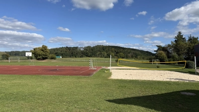 Wenn das Ärztehaus gebaut wird, muss unter anderem der Großteil des Basketballfelds auf dem Schulsportgelände (links im Bild) weichen. Der Basketballkorb könnte am Kirchweihplatz installiert werden. (Foto: Yvonne Neckermann)