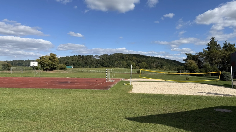 Wenn das Ärztehaus gebaut wird, muss unter anderem der Großteil des Basketballfelds auf dem Schulsportgelände (links im Bild) weichen. Der Basketballkorb könnte am Kirchweihplatz installiert werden. (Foto: Yvonne Neckermann)