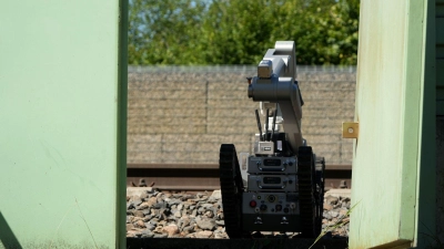 Am Bahnhof Treuchtlingen lief ein größerer Polizeieinsatz. Dieser Roboter war dabei. (Foto: Felix Kirberg/dpa)