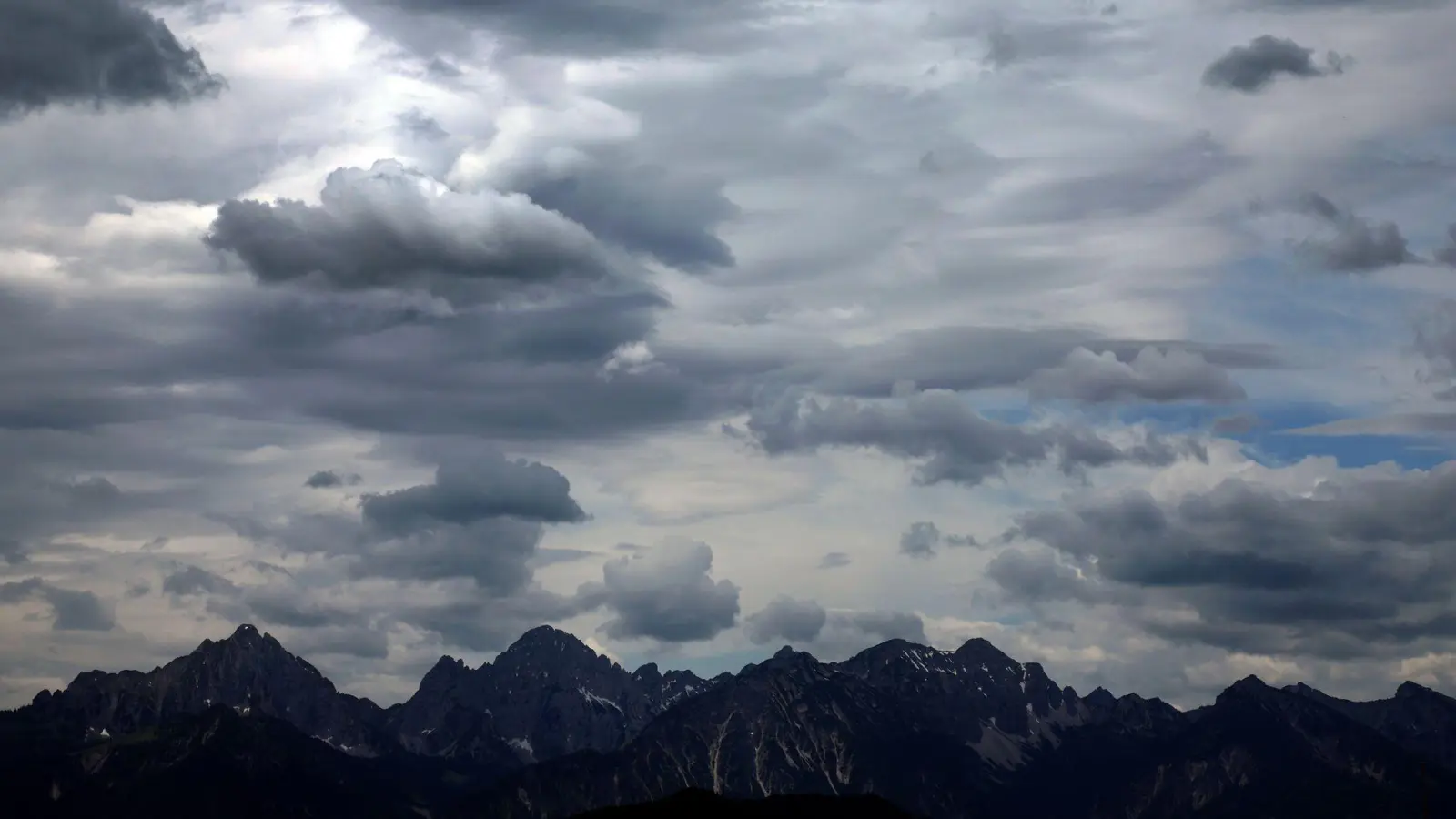 In den Alpen kann es zu Wochenbeginn regnen. (Symbolbild) (Foto: Karl-Josef Hildenbrand/dpa)