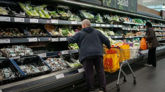Kunden in einem Supermarkt in London: Eineige große Supermarktketten haben die Preise von Grundnahrungsmitteln zuletzt reduziert. (Foto: Aaron Chown/PA/dpa)