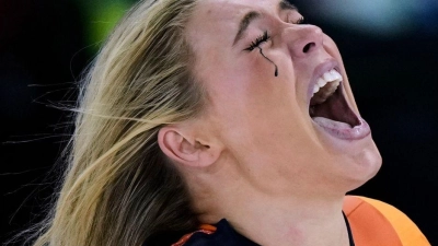 Jutta Leerdam schrie ihre Freude über den Olympiasieg heraus. (Foto: Luca Bruno/AP/dpa)