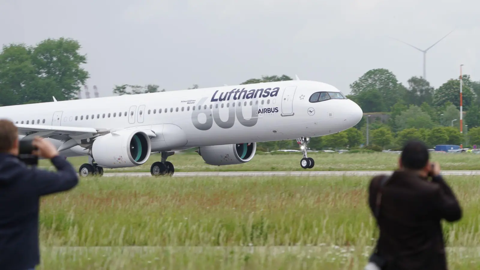 Der Airbus A321neo „Münster“ der Fluggesellschaft Lufthansa hebt am Airbus-Werk in Finkenwerder zum Flug nach München ab. (Foto: Marcus Brandt/dpa)