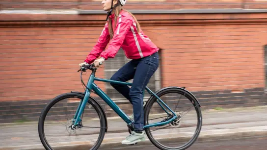 Wer den Rücken beim Fahrradfahren leicht nach vorne beugt, erzeugt eine gewisse Vorspannung. Sie schützt und stabilisiert die Wirbelsäule. (Foto: Robert Günther/dpa-tmn)