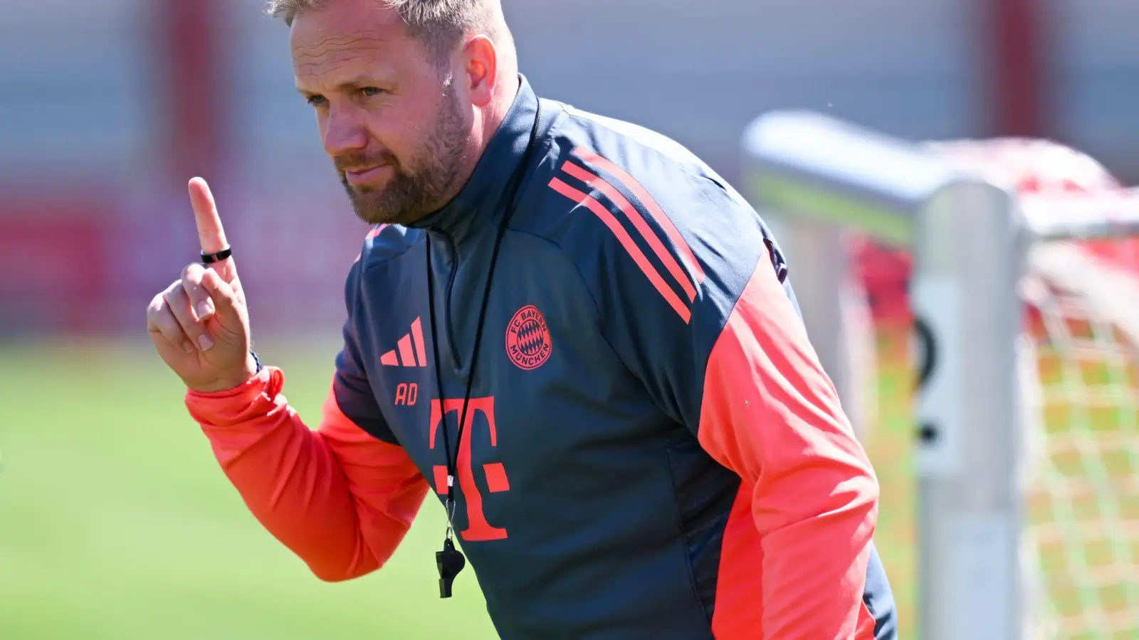 Alles hört auf sein Kommando: Aaron Danks beim Abschlusstraining in Aktion. (Foto: Sven Hoppe/dpa)