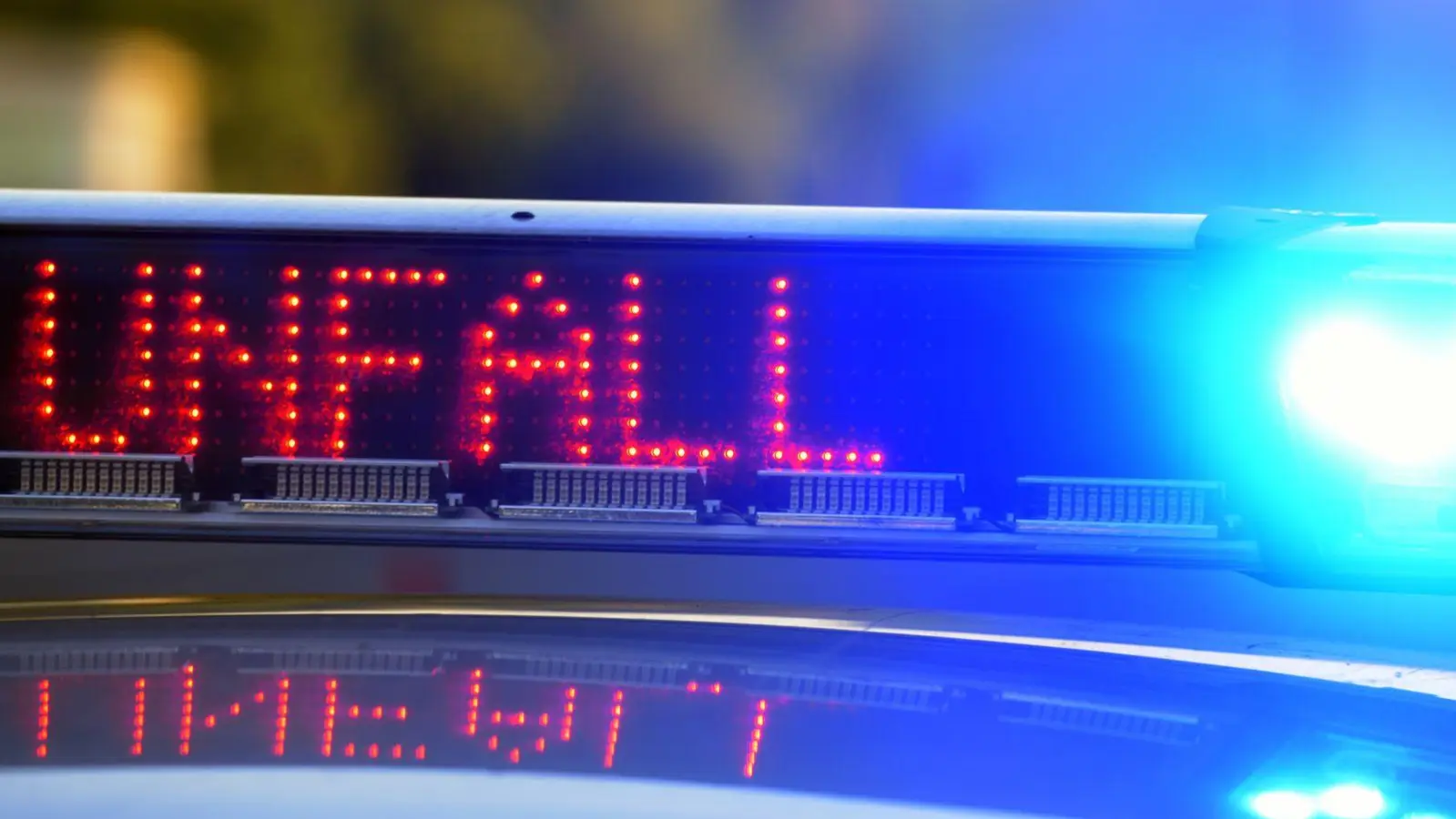 Ein Mann ist am Donnerstag auf der A6 in Richtung Heilbronn gegen einen Lastwagen gefahren.  (Symbolbild: Stefan Puchner/dpa)