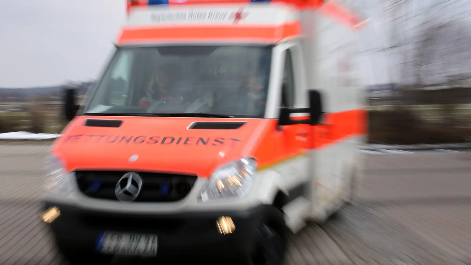 Der Rettungsdienst brachte den 72-Jährigen in ein Krankenhaus. (Symbolbild) (Foto: Stephan Jansen/dpa)