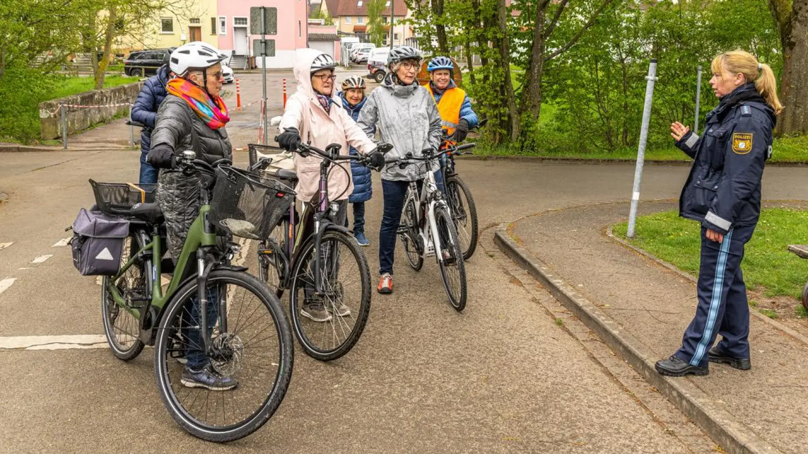 Der Seniorenbeirat der Stadt findet ein E-Bike-Training wichtig. Hier gibt Polizeihauptmeisterin Bianca Kühn Teilnehmerinnen und Teilnehmern auf dem Verkehrsübungsplatz Tipps. (Archivfoto: Seniorenbeirat/Michael Vogel)