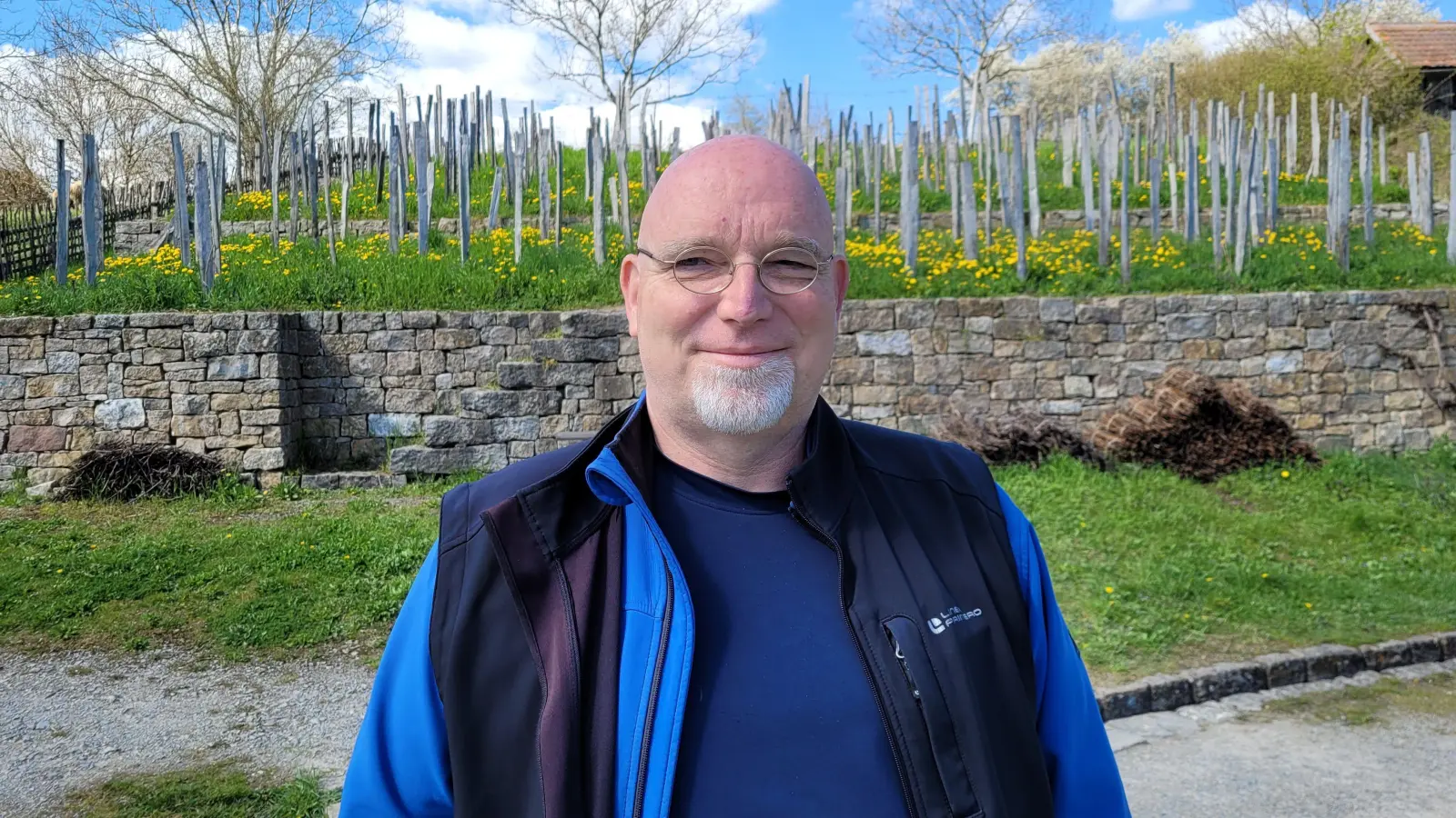Christian Laubert, Künstlerischer Leiter des Freilandtheaters Bad Windsheim, steht dort, wo im Sommer die Theaterbühne errichtet werden soll: vor dem Weinberg im Freilandmuseum. (Foto: Nina Daebel)