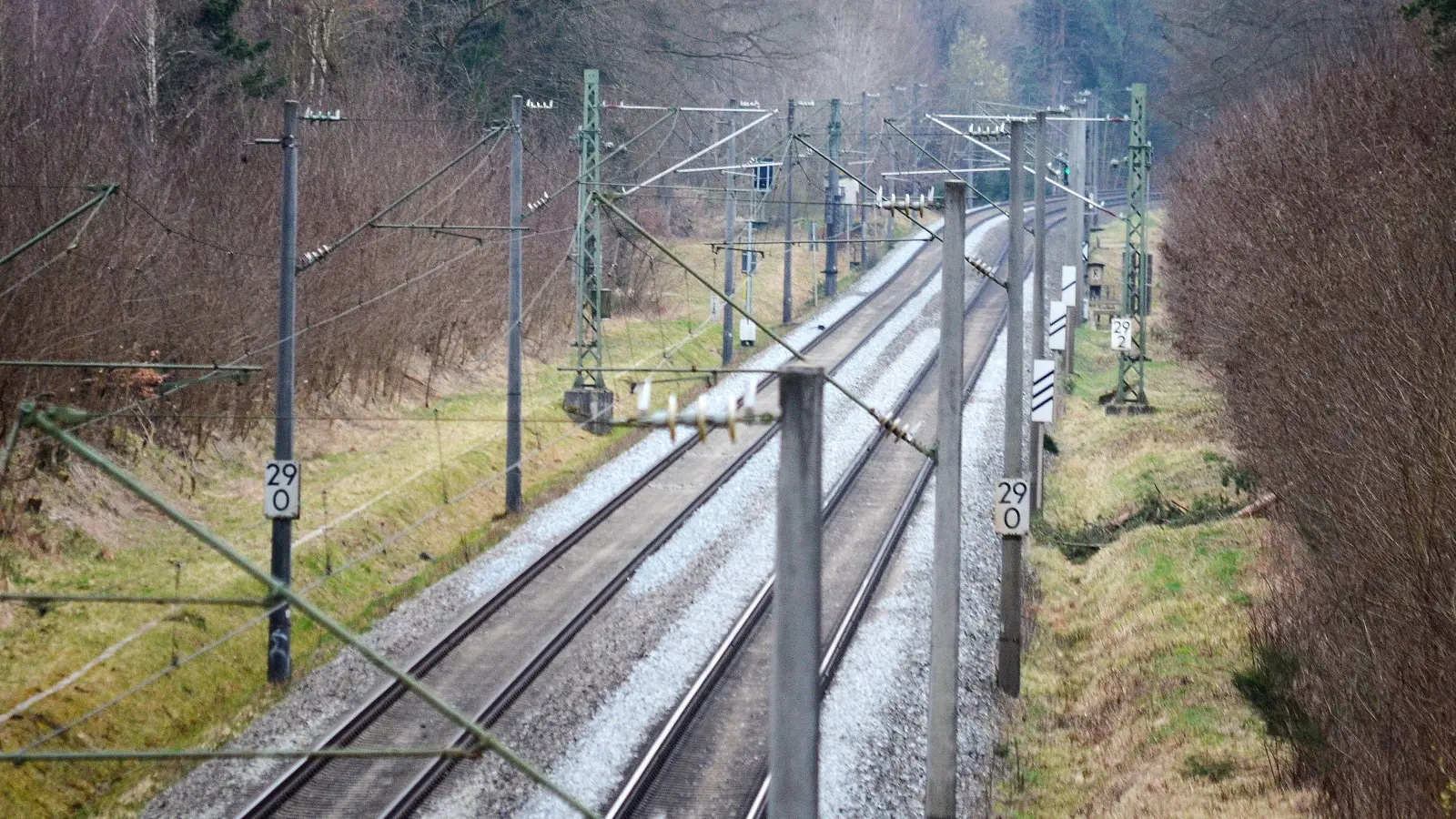 Tod am Kilometer 29: Auf diesem Streckenabschnitt zwischen Heilsbronn und Petersaurach wurden eine schwerverletzte Frau und eine Leiche entdeckt. (Foto: Johannes Hirschlach)