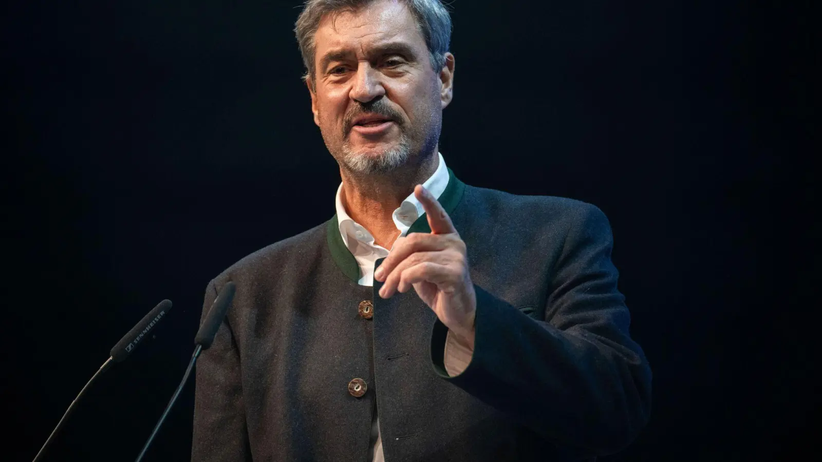 An der Wehrpflicht führt kein Weg vorbei, meint nicht nur der CSU-Chef.  (Foto: Pia Bayer/dpa)