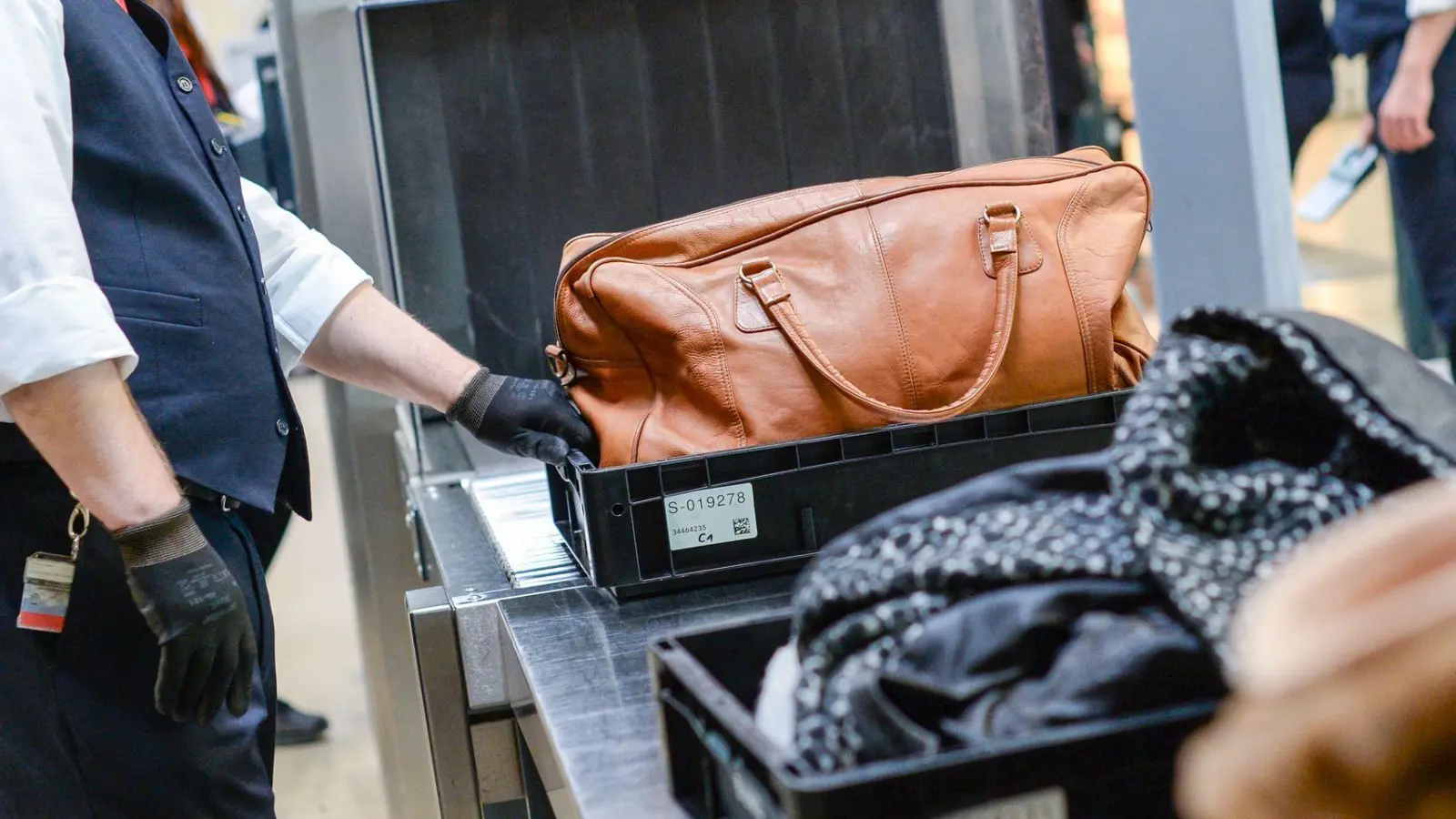 Sicherheitskontrollen dauern manchmal länger, deshalb sollte man besser zwei bis drei Stunden vor dem geplanten Abflug am Flughafen sein. (Foto: Jens Kalaene/dpa-Zentralbild/dpa-tmn)