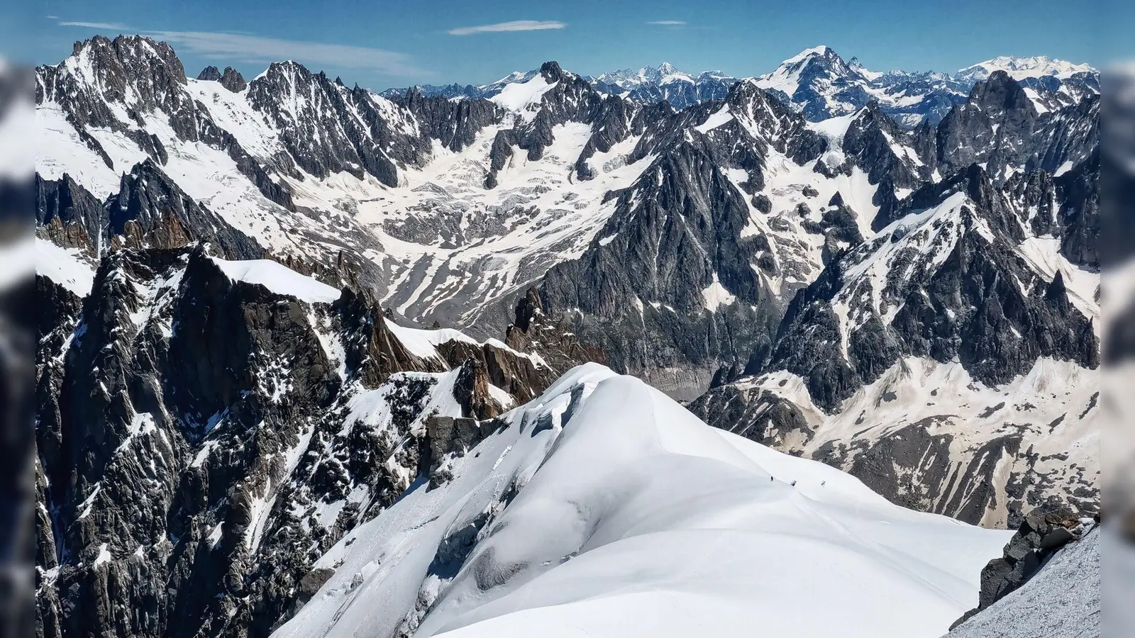 Immer wieder kommen im Mont-Blanc-Massiv Alpinisten ums Leben. (Archivbild) (Foto: Sachelle Babbar/ZUMA Wire/dpa)