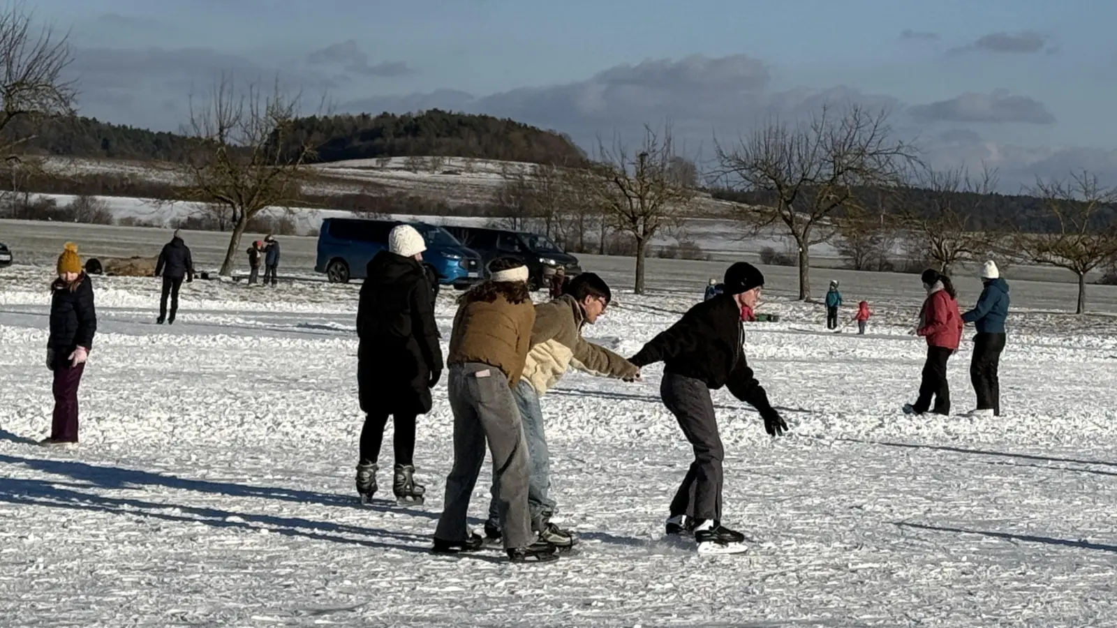 Rutschiges Vergnügen: Die Eisfläche am Ortsrand von Herrieden wird rege genutzt. (Foto: Susanne Pöhlmann)