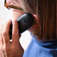 Die Strippe ist weg, Festnetz-Telefone lassen sich längst auch bequem kabellos durch die Wohnung tragen - und trotzdem sinkt das Interesse. (Symbolfoto)  (Foto: Bernd Weißbrod/dpa)