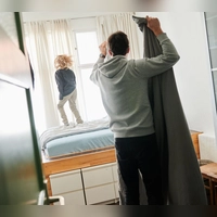Teilen sich getrenntlebende Eltern die Betreuung des gemeinsamen Kinds, haben beide Anspruch auf einen Teil des Kindergelds. (Foto: Annette Riedl/dpa/dpa-tmn)