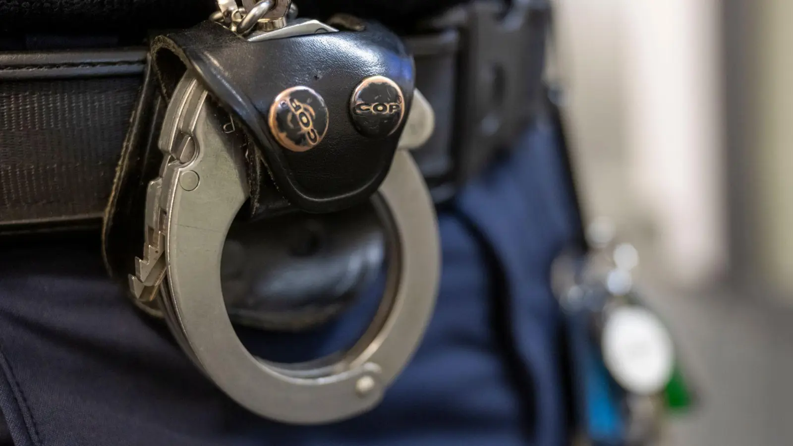 Die Bewohner des Mehrfamilienhauses haben den Vorfall beim Notruf gemeldet. (Symbolbild) (Foto: Peter Kneffel/dpa)