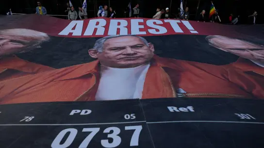 Demonstranten fordern die Verhaftung von Regierungschef Benjamin Netanjahu. (Foto: Ohad Zwigenberg/AP/dpa)