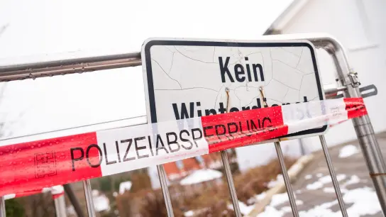 Die Polizei sperrte das Haus in Mistelbach ab, in dem im Januar ein Ärztepaar getötet wurde. Nun wurde Anklage erhoben. (Foto: Nicolas Armer/dpa)