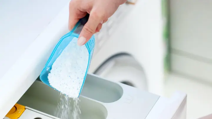 Wenn&#39;s nicht nur sauber, sondern richtig sauber sein soll, ist Waschpulver der Flüssigkonkurrenz überlegen. (Foto: Christin Klose/dpa-tmn)
