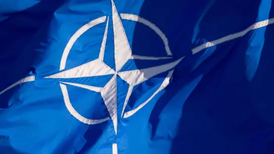 Die Flagge der Nato. (Foto: Daniel Naupold/dpa)