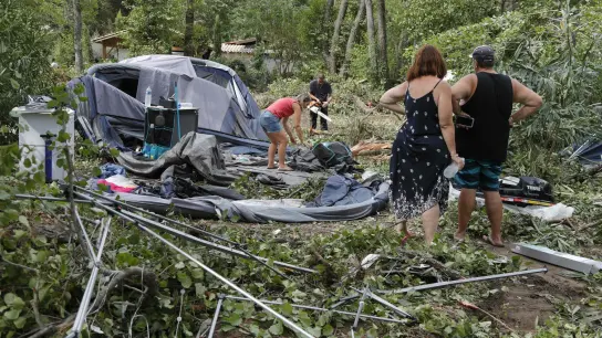 Zerstörung nach einem schweren Sturm auf einem Campingplatz auf Korsika. (Foto: Pascal Pochard-Casabianca/AFP/dpa)