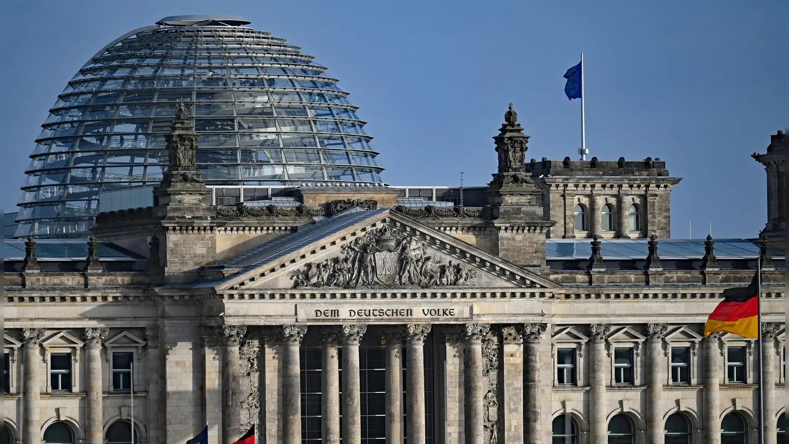 Blick vom Bundeskanzleramt auf die Kuppel von dem Reichstagsgebäude mit dem Bundestag. Der Bundestag hat das Digitale-Dienste-Gesetz beschlossen. (Foto: Philipp Znidar/dpa)