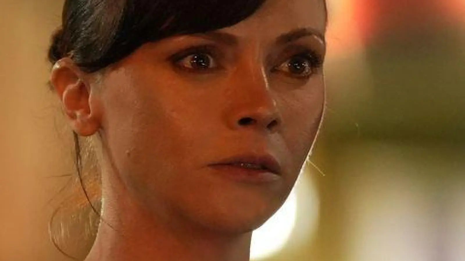 Christina Ricci als Alice in einer Szene des Films „Guns Up“. (Foto: David Scott Holloway/Splendid Films/dpa)