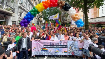 Die Parade zum Christopher Street Day findet in Hamburg traditionell am ersten Samstag im August statt. (Foto: Georg Wendt/dpa)