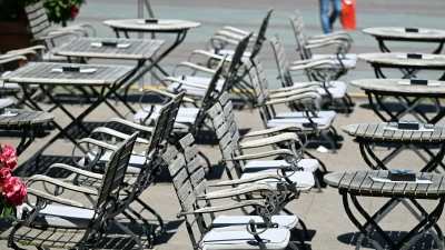 Tische und Bänke warten am Kennedyplatz auf Gäste. (zu dpa: «Am Bier wird gespart - Brauer und Gastro unter Druck») (Foto: Federico Gambarini)