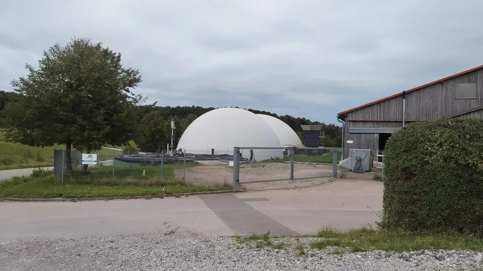 Die zwischen Dombach und Elpersdorf gelegene Biogasanlage der Familie Schwab sollte für die Grundwärme im Nahwärmenetz Elpersdorf sorgen. (Foto: Robert Maurer)