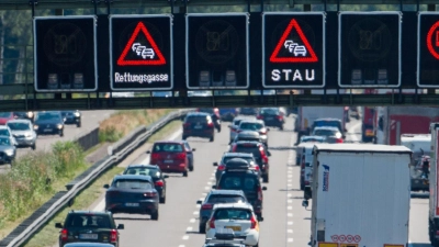Neben der A8 ist in Bayern besonders der Großraum München staugefährdet. (Archivbild) (Foto: Lino Mirgeler/dpa)
