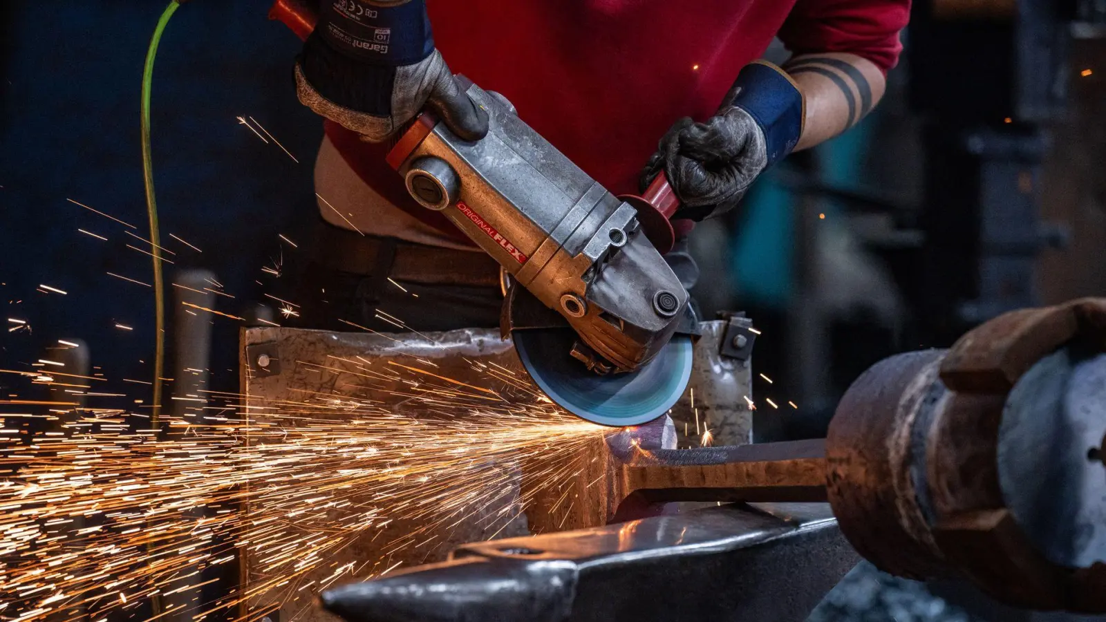 Männer arbeiten in Technik und Fertigung, Frauen in Gesundheits- und Sozialberufen: Der Arbeitsmarkt in Bayern zeigt deutliche Unterschiede nach Geschlechtern. (Symbolbild) (Foto: Armin Weigel/dpa)