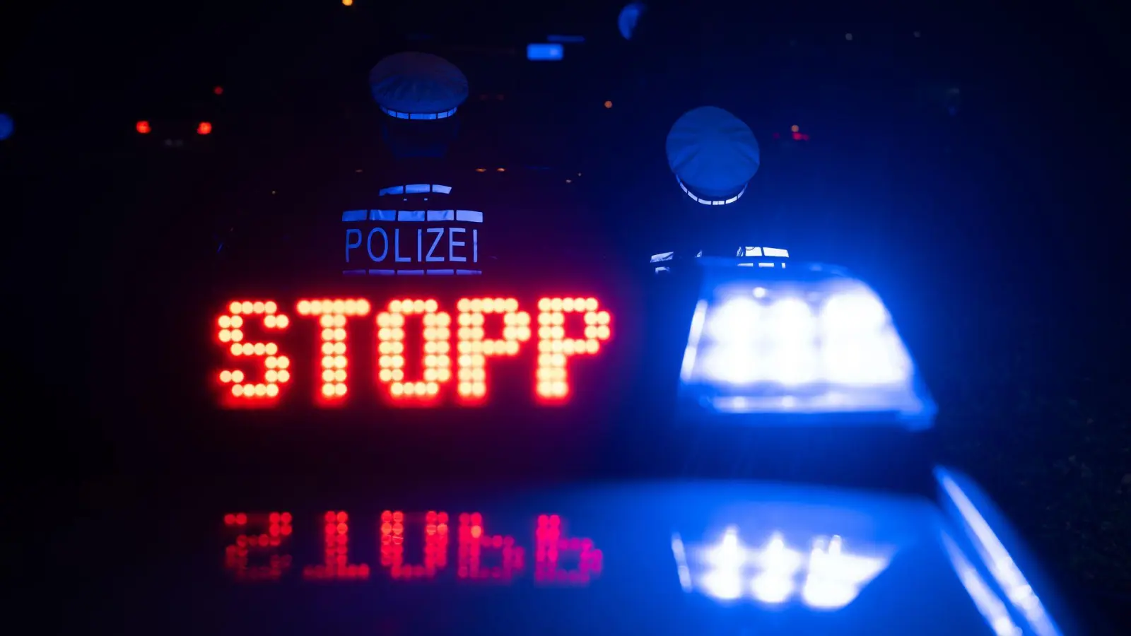 Polizei stoppt mutmaßlichen Autodieb nach Verfolgungsfahrt. (Illustration) (Foto: Marijan Murat/dpa)
