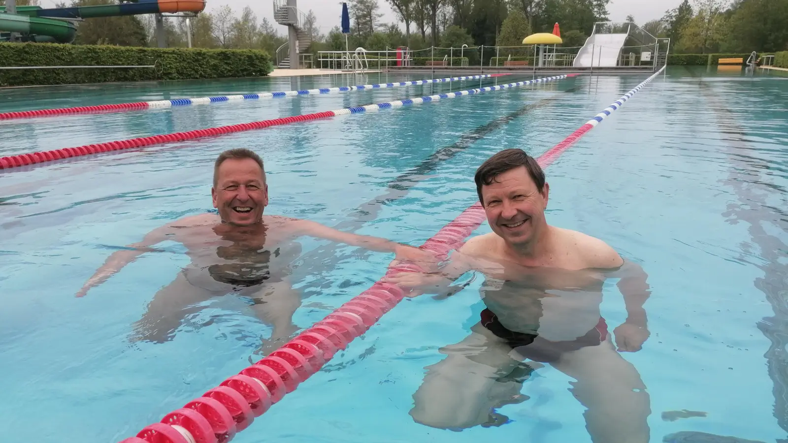 Bürgermeister Jürgen Heckel (rechts) und sein Stellvertreter Ronald Reichenberg testeten schon einmal die Wassertemperatur im Schwimmerbereich des Kombibeckens. (Foto: Katrin Merklein)