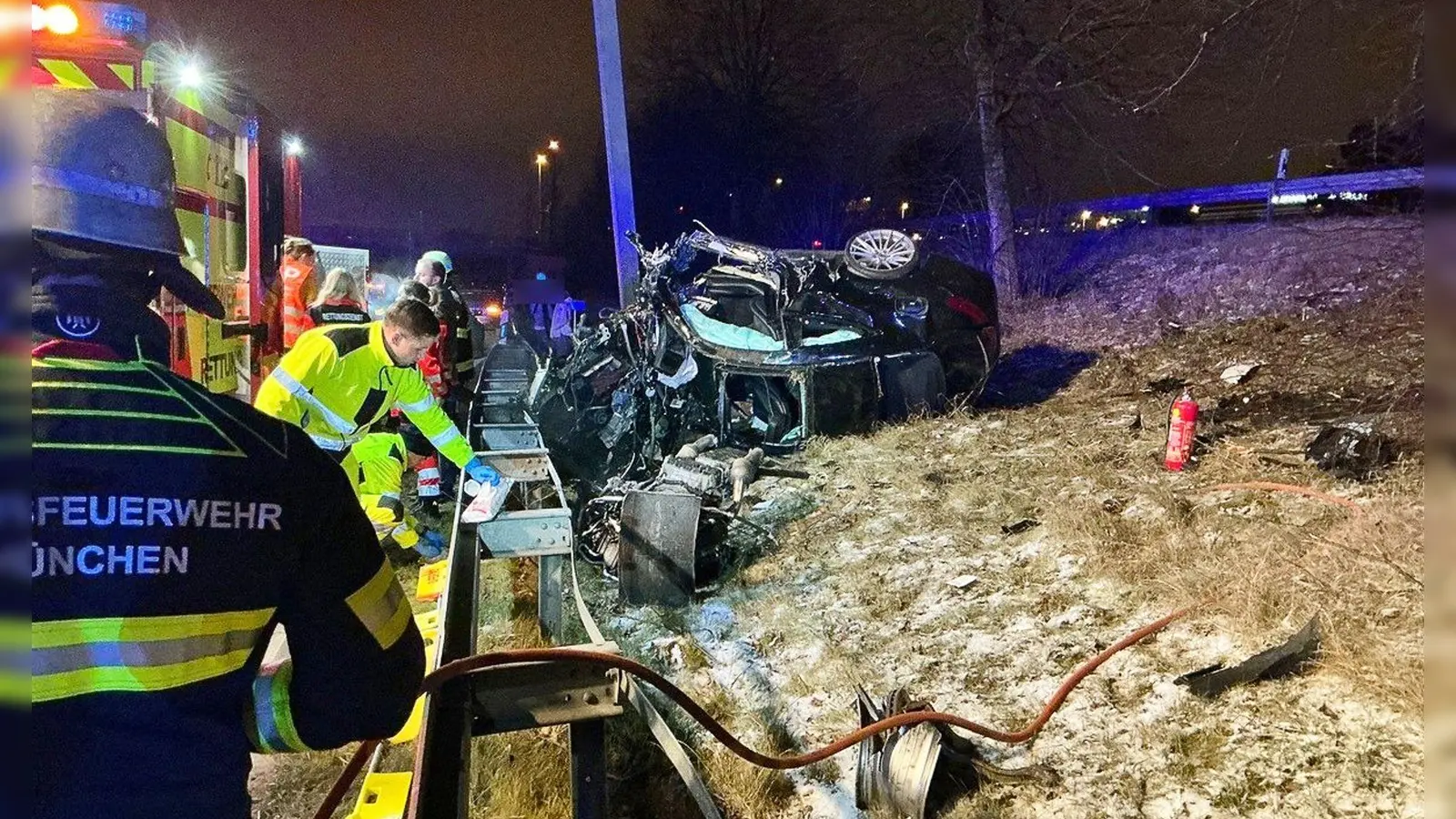 Mehrere Helfer und Helferinnen reagierten laut Feuerwehr vorbildlich und versorgten den verletzten Fahrer.  (Foto: -/Berufsfeuerwehr München/dpa)